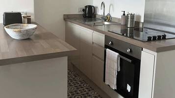 Kjøleskap, mikrobølgeovn, kokeplater og brødrister