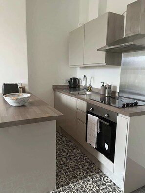 Refrigerador, microondas, placa de cocina, tostadora