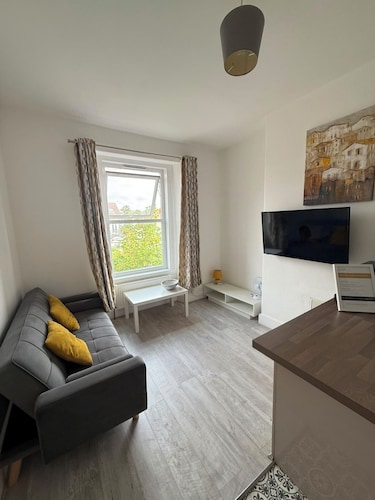 Newly Redecorated 1 bed flat !