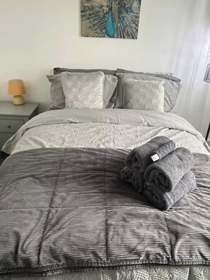 Iron/ironing board, WiFi, bed sheets - Newly Redecorated 1 bed flat ! (Weston-Super-Mare)