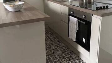 Réfrigérateur, micro-ondes, plaque de cuisson, grille-pain