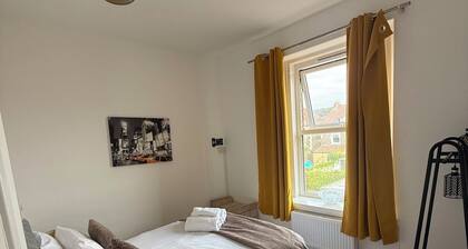 Newly Redecorated 1 bed flat !