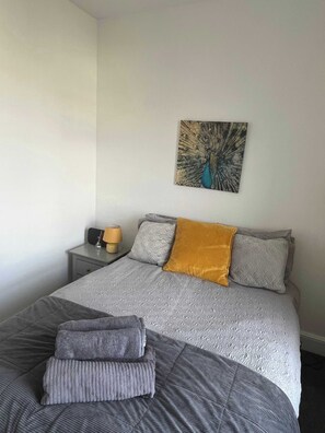 Tabla de planchar con plancha, wifi y ropa de cama 