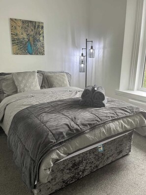Iron/ironing board, WiFi, bed sheets - Newly Redecorated 1 bed flat ! (Weston-Super-Mare)