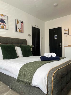 Iron/ironing board, WiFi, bed sheets