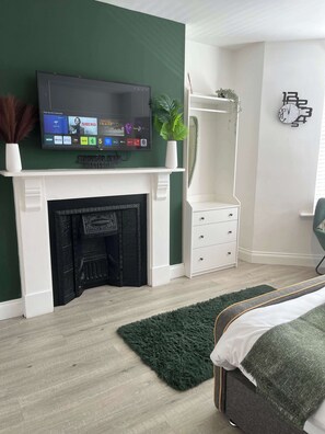 Iron/ironing board, WiFi, bed sheets