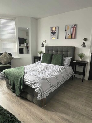 Iron/ironing board, WiFi, bed sheets