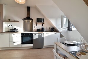Réfrigérateur, four à micro-ondes, un four, cafetière-théière