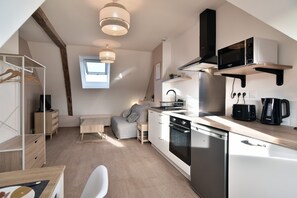 Geladeira, micro-ondas, fogão, cafeteira/chaleira