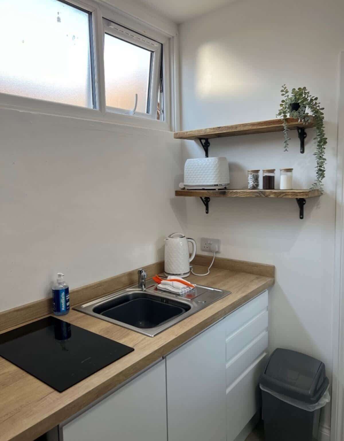 Kjøleskap, mikrobølgeovn, kokeplater og brødrister