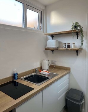 Kjøleskap, mikrobølgeovn, kokeplater og brødrister