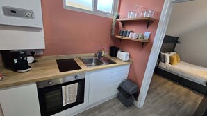 Cuina compacta amb una cafetera Bosch, torradora i un rentapeus.
