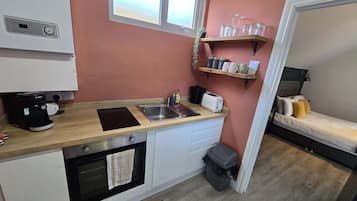 Jääkaappi, mikroaaltouuni, liesi, leivänpaahdin