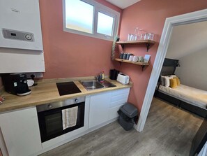 Kühlschrank, Mikrowelle, Herdplatte, Toaster