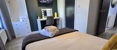 Iron/ironing board, WiFi, bed sheets