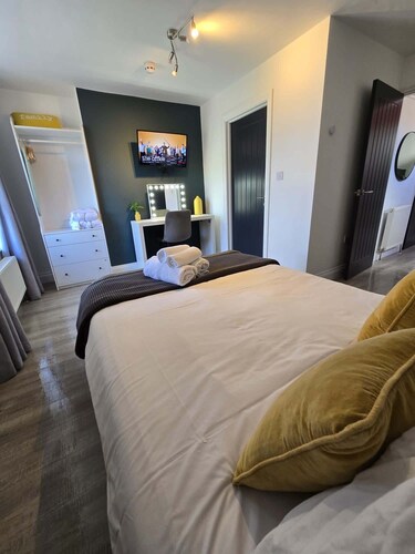 Central top-floor apartment with full kitchen