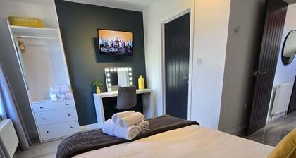 Central top-floor apartment with full kitchen