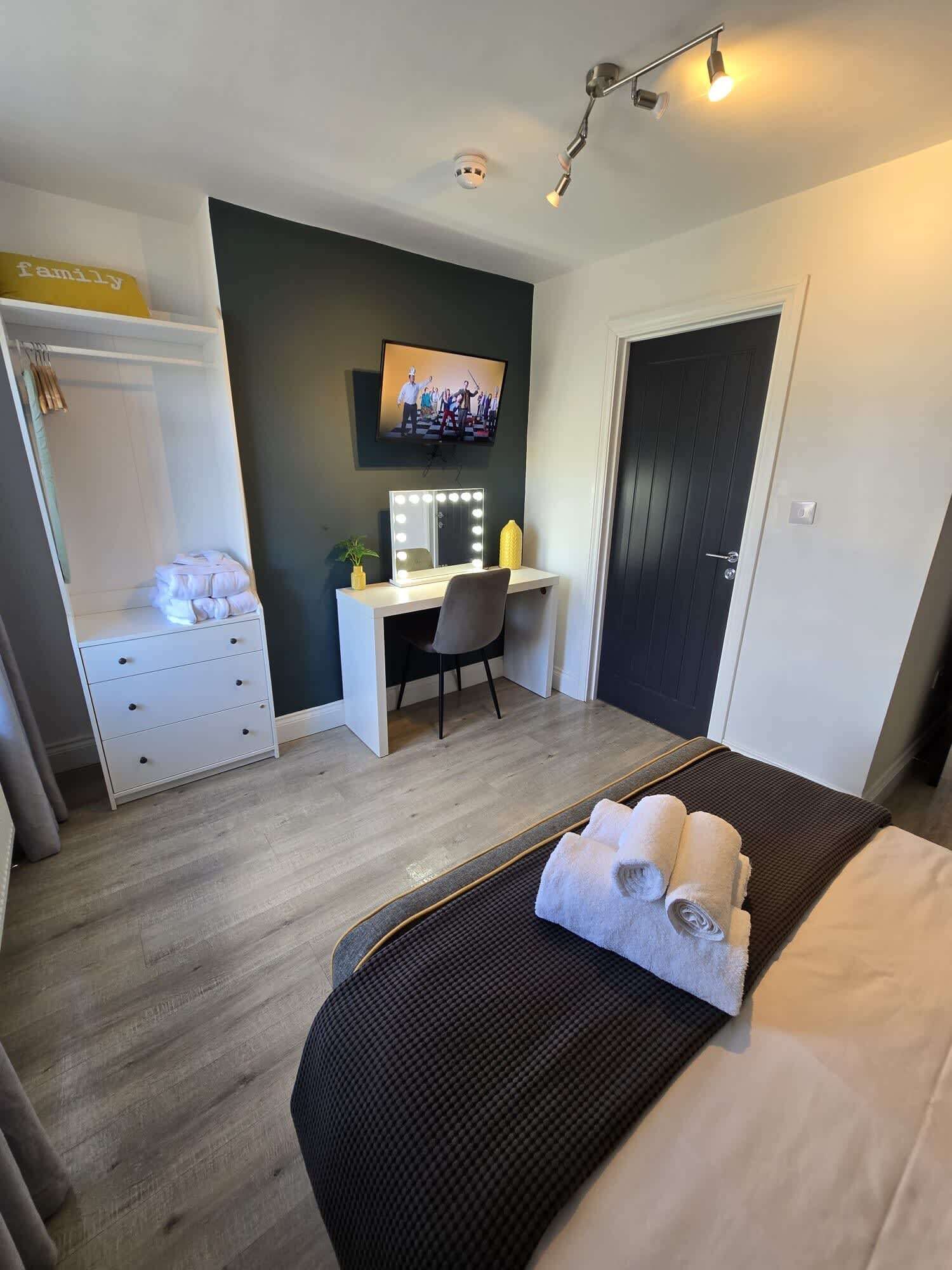 Iron/ironing board, WiFi, bed sheets