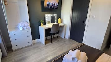 Iron/ironing board, WiFi, bed sheets