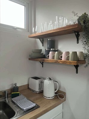 Réfrigérateur, micro-ondes, plaque de cuisson, grille-pain