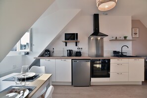 Fridge, microwave, oven, coffee/tea maker - Les Trois Rois 6 - Centre Avranches (Avranches)