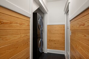 Interior - Award-Winner “The Carriage House”Gym+Pool Access (Powells Point)