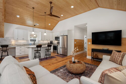 Award-Winner “The Carriage House”Gym+Pool Access