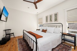 1 bedroom, desk, iron/ironing board, free WiFi - Award-Winner “The Carriage House”Gym+Pool Access (Powells Point)