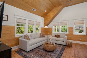 Smart TV, books - Award-Winner “The Carriage House”Gym+Pool Access (Powells Point)