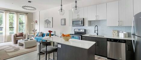 Refrigerador, microondas, horno, placa de cocina