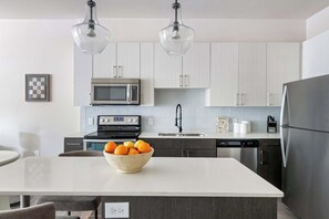 Réfrigérateur, four à micro-ondes, un four, surface de cuisson