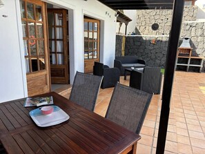 Outdoor dining - Villa Adel: Oasis de paz con piscina climatizada (Playa Blanca)