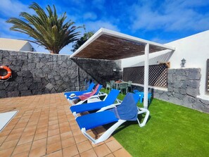 Outdoor dining - Villa Adel: Oasis de paz con piscina climatizada (Playa Blanca)