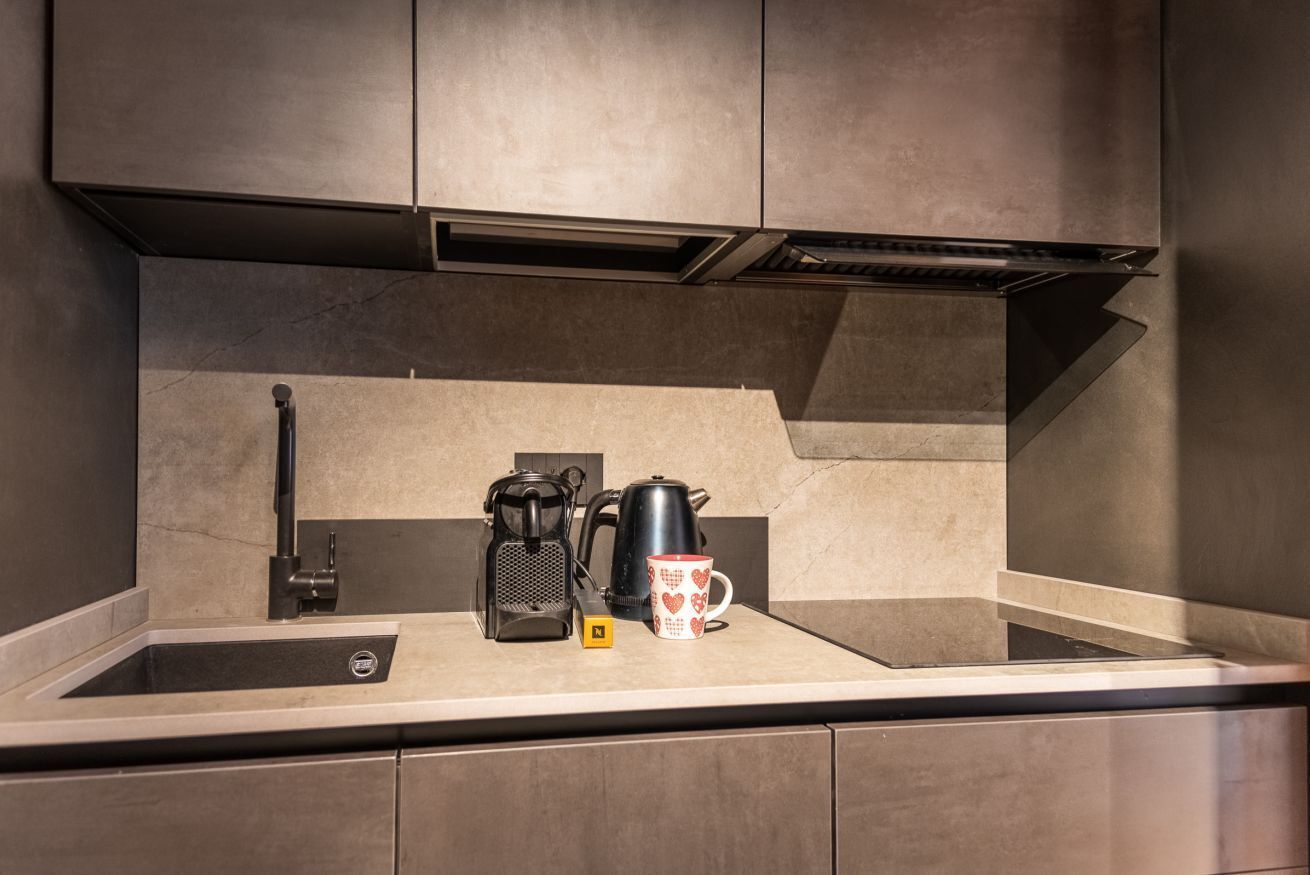 Réfrigérateur, micro-ondes, plaque de cuisson, lave-vaisselle