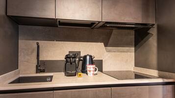 Réfrigérateur, micro-ondes, plaque de cuisson, lave-vaisselle