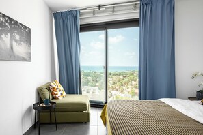 Tabla de planchar con plancha, wifi y ropa de cama 