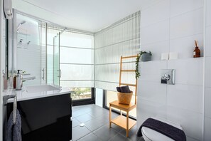 Secadora de cabello, toallas, jabón, papel de baño 