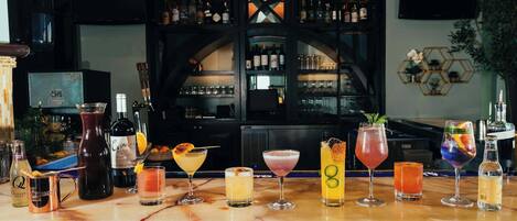 Eine Bar mit einer Auswahl an Getränken und Flaschen.