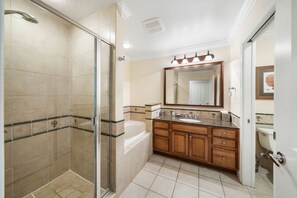 Shower, hair dryer, towels, shampoo - New Reunion Resort Poolside Panorama Villa (Kissimmee)