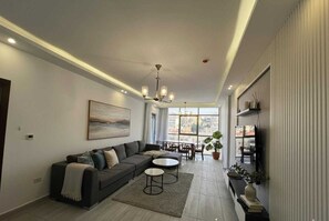 Living area - Spacious 3-bedroom apartment in serene عمان with AC (عمان)