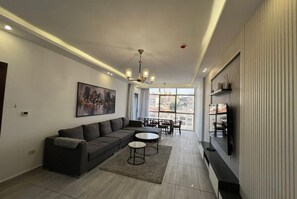 Living area - Spacious 3-bedroom apartment in serene عمان with AC (عمان)