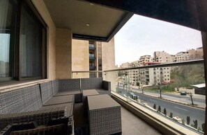 Property grounds - Spacious 3-bedroom apartment in serene عمان with AC (عمان)
