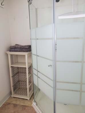 Shower, hair dryer, toilet paper - Welcoming 2-bedroom cottage with AC in charming Shawano (Shawano)