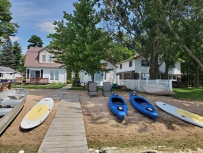 Property grounds - Welcoming 2-bedroom cottage with AC in charming Shawano (Shawano)