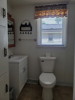 Regadera, secadora de cabello, papel de baño