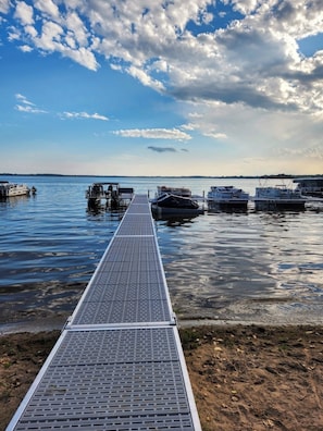 Marina - Welcoming 2-bedroom cottage with AC in charming Shawano (Shawano)