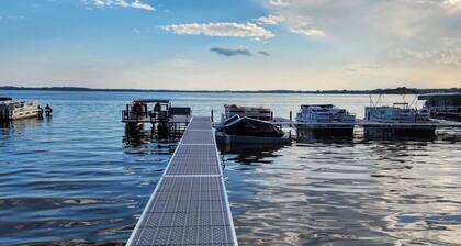 Welcoming 2-bedroom cottage with AC in charming Shawano