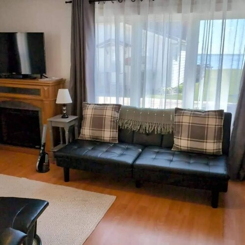 Welcoming 2-bedroom cottage with AC in charming Shawano