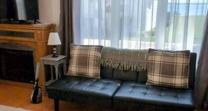 Welcoming 2-bedroom cottage with AC in charming Shawano