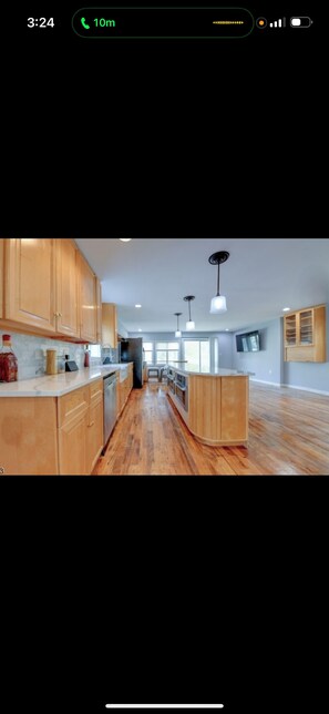 Mikrobølgeovn, ovn, kokeplater og oppvaskmaskin